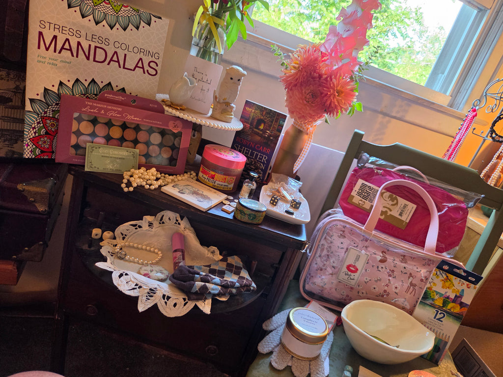A Deluxe Beauty, decor, designer fashon and vintage Bundle. The best of all worlds without breaking the bank!